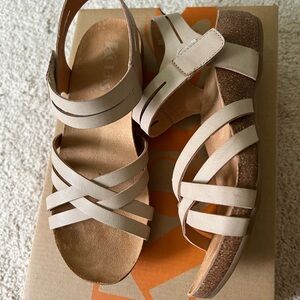 NWOT Korks sandals